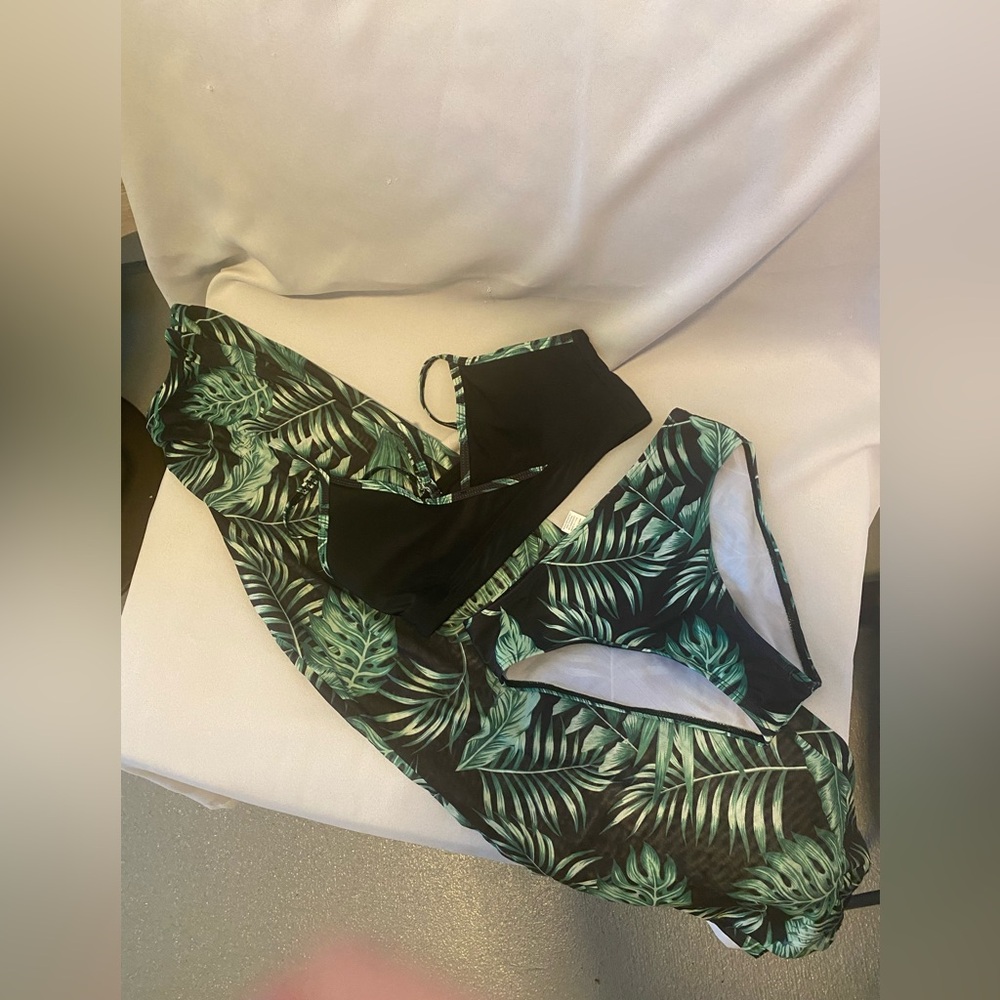 BOGO 🎉 Tropical Leaf Print Bikini Set size 11-12Y